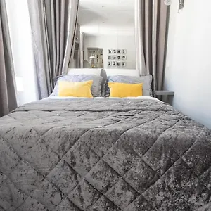 https://le-petit-prince-studio-cosy-2-pers-metro-valmy.hotels-rhonealpes.com